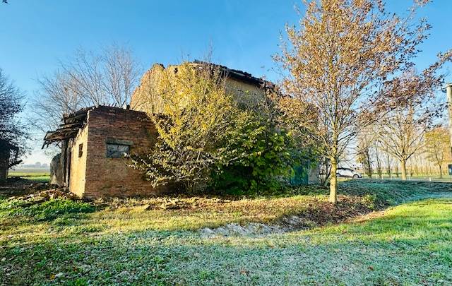 MIRANDOLA LOC MORTIZZUOLO - TERRENO E CASA COLONICA