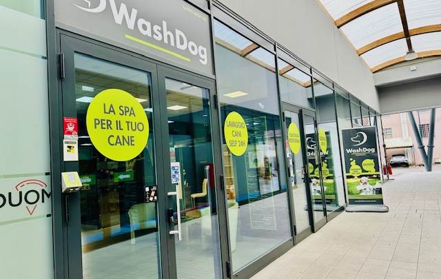 MIRANDOLA - CEDESI ATTIVITA' DI TOELETTATURA E LAVAGGIO CANI SELF SERVICE