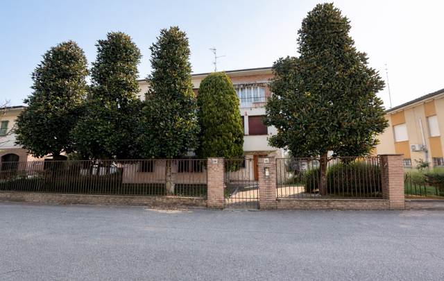  VENDESI VILLA LIBRTY IN CENTRO A MIRANDOLA 