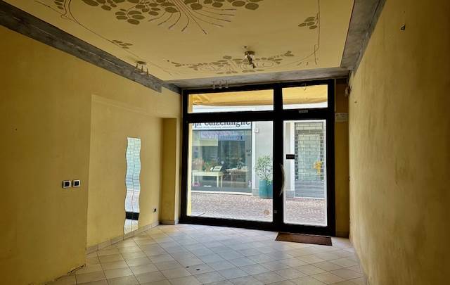 MIRANDOLA - CENTRO STORICO SI VENDE UN NEGOZIO